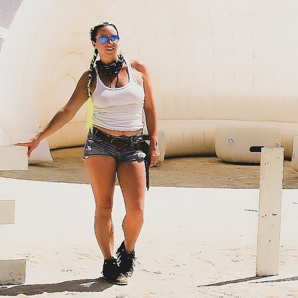 Meet your Posher, Amber - Picture 2 of 2